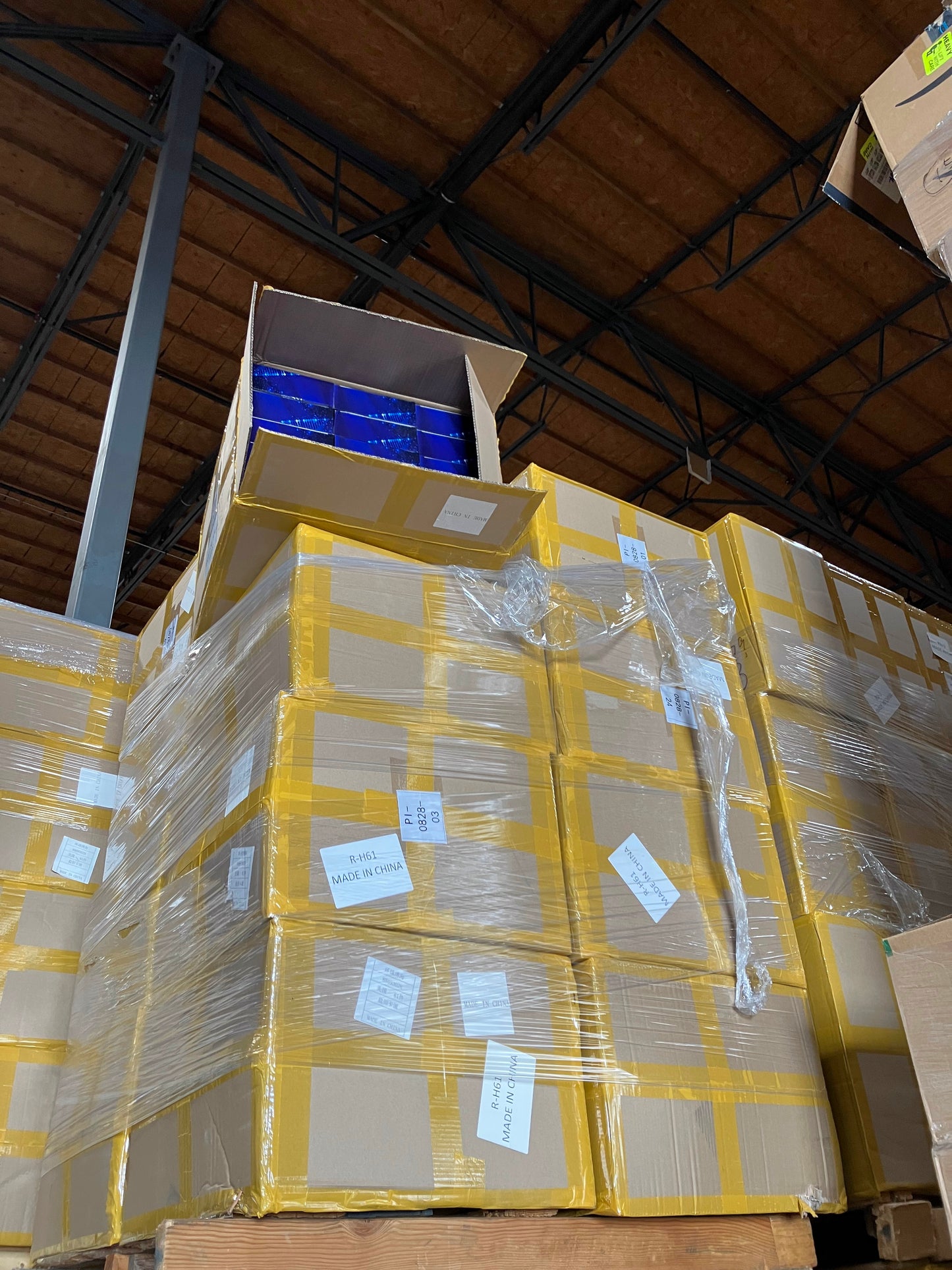 Sale by bulk ( one plate 16 cartons total 720pieces wired headphone)